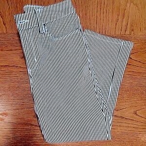 Charter Club Bristol Capri Size 4 Blue & White stripe EUC